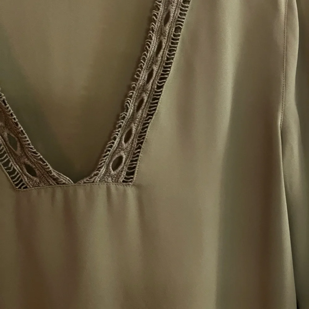 LOFT/women’s Olive (not a bright green as pic) Lace V-Neck Blouse 3/4 sleeves S - Picture 2 of 6